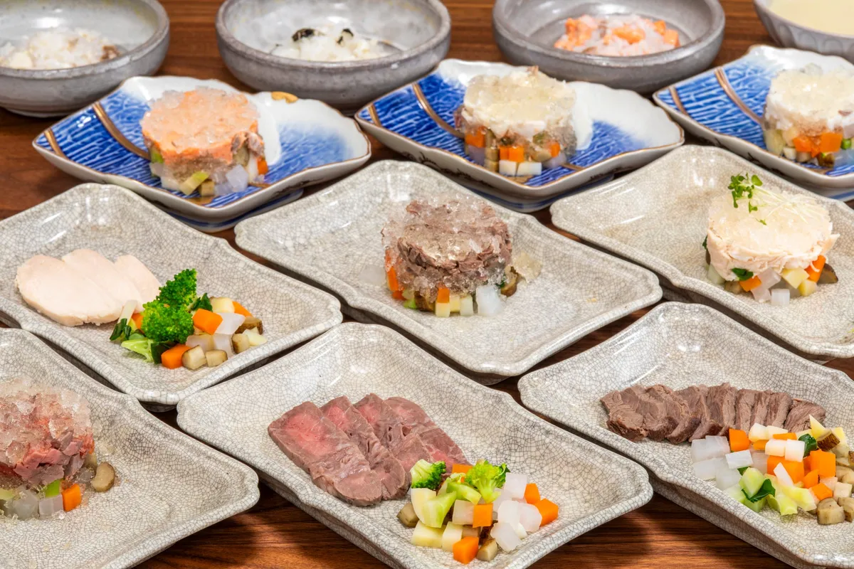 彩り豊かに盛り付けられた愛犬専用の食事メニュー