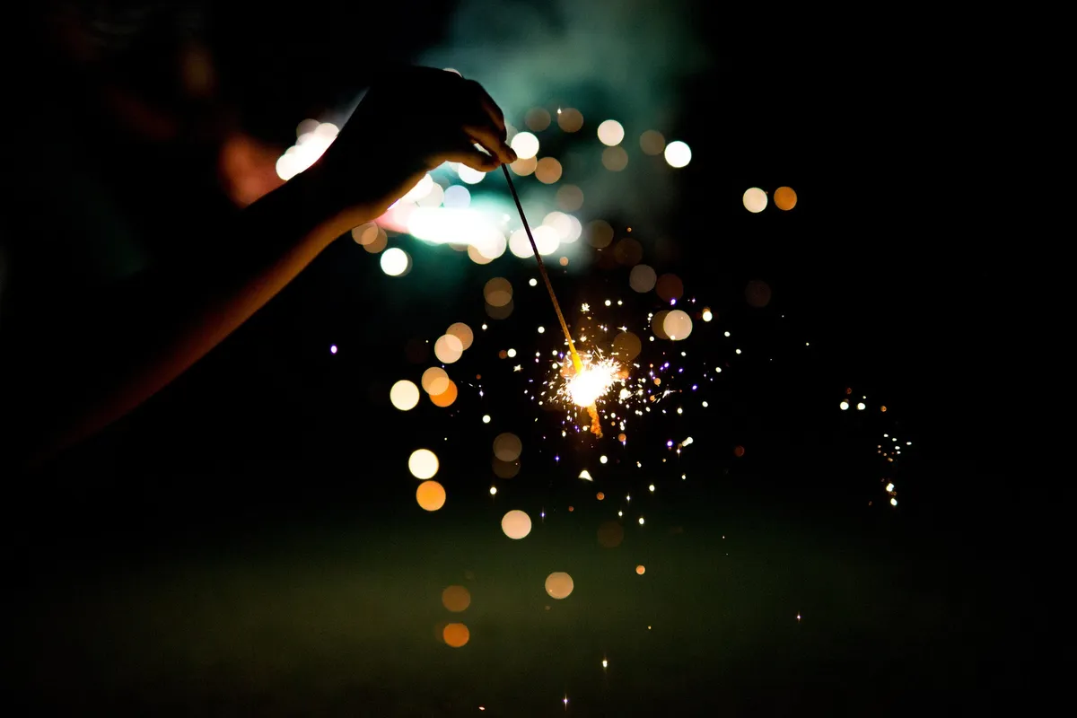 夜のイベントで楽しむ手持ち花火