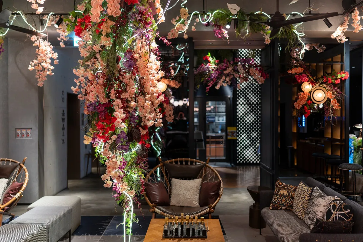 館内を鮮やかに彩る春季限定のフラワーアート展示