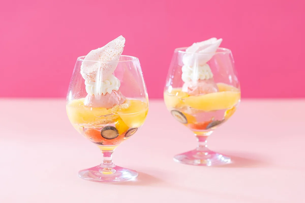 グラスに盛り付けられた桃の千年水パフェ