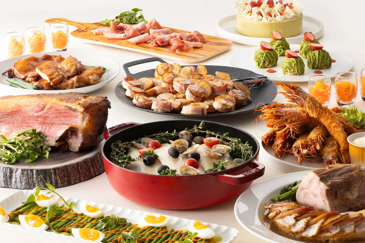 ローストビーフなどが並ぶ豪華なディナーバイキング