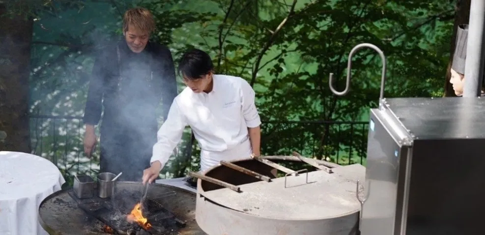 屋外での調理シーン