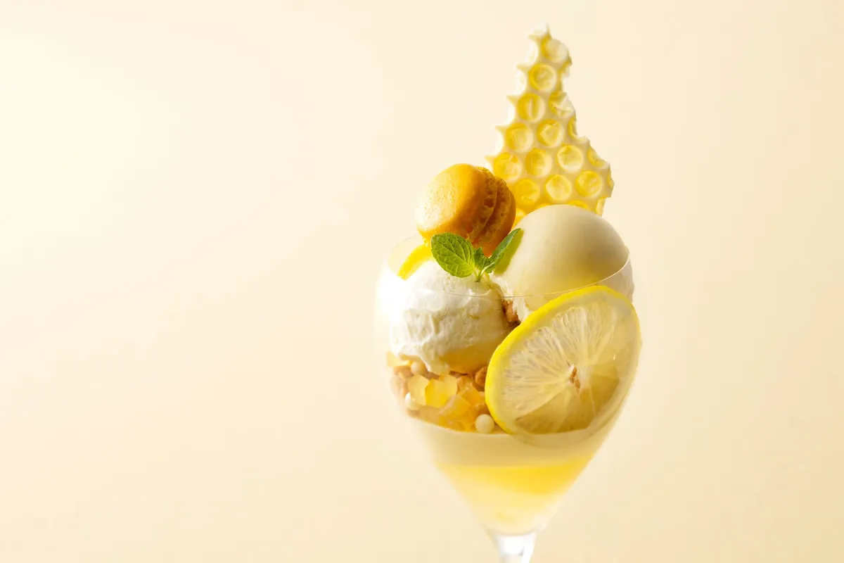 蜂の巣型のチョコレートがトッピングされたレモンとはちみつのパフェ