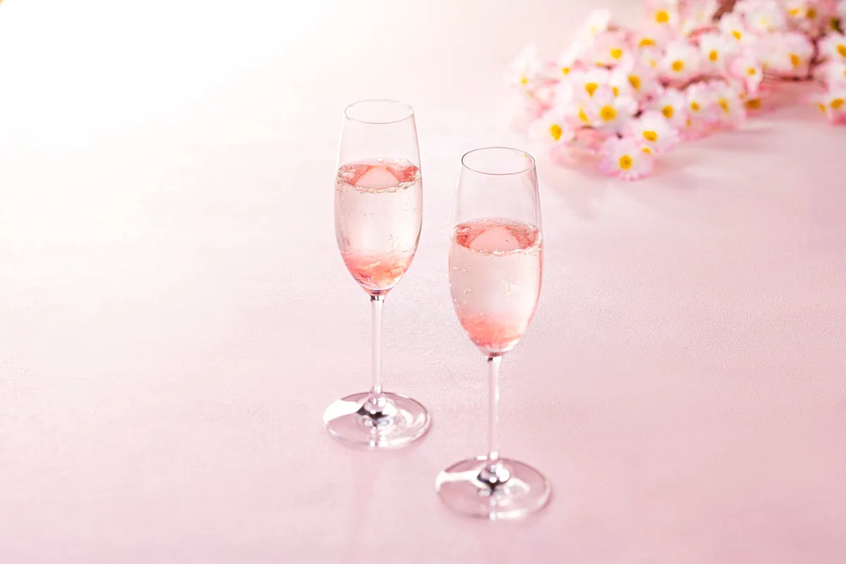 桜の花びらが舞う限定ドリンク