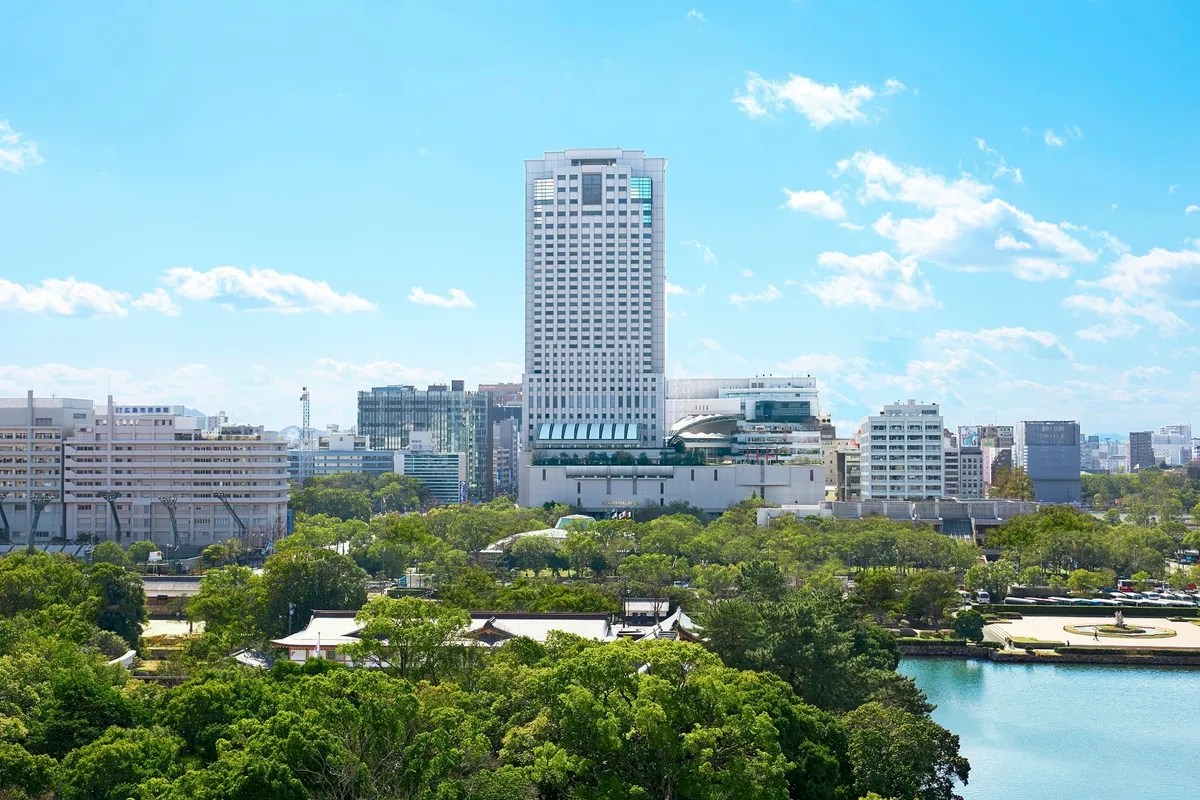 広島城近くにそびえ立つリーガロイヤルホテル広島の外観