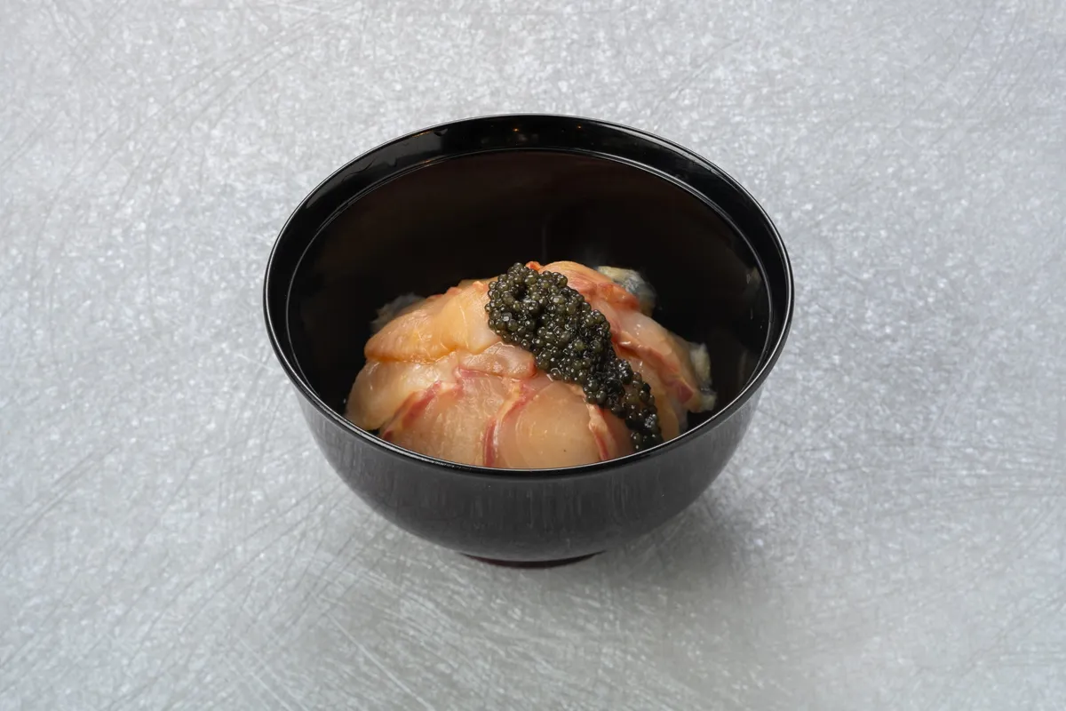 漬けの身とキャビアが乗った親子丼