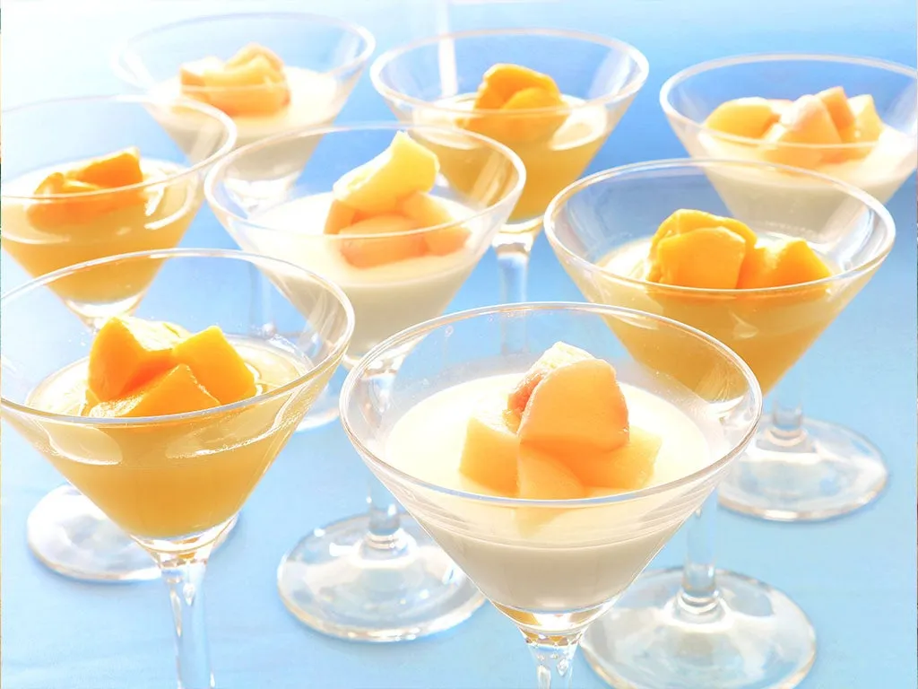 涼しげなグラスに盛り付けられた桃とマンゴーのデザート