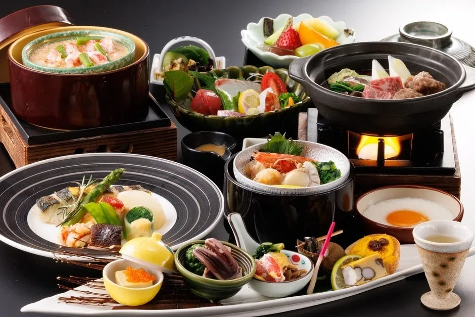 趣の異なる色鮮やかな夕食膳