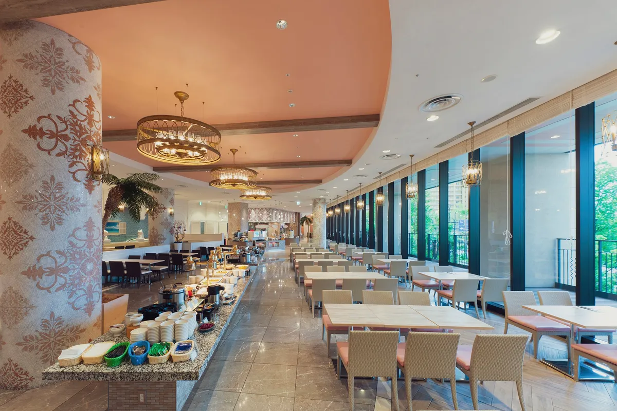 開放感あふれるレストランのインテリア