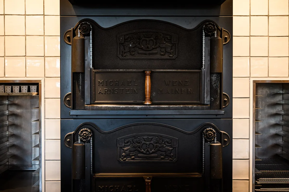 薪火グリルレストランが誇る重厚なオーブン