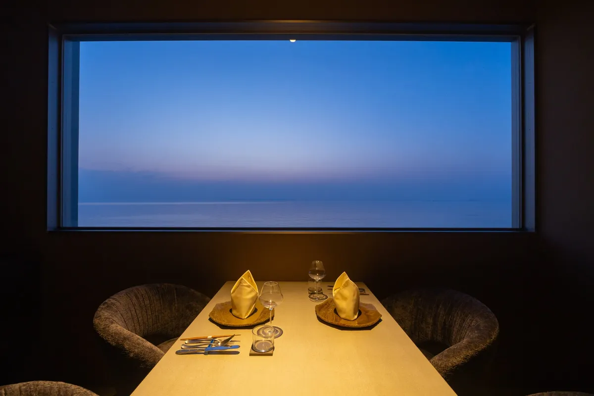 絶景を眺めながら楽しむ地産地消のディナーコース