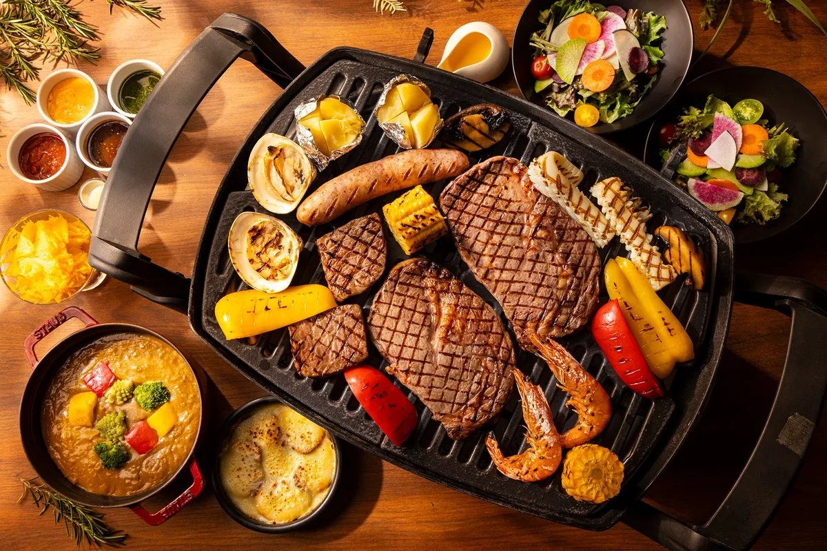 グリルパンの上に並ぶ色鮮やかな野菜とジューシーな肉料理