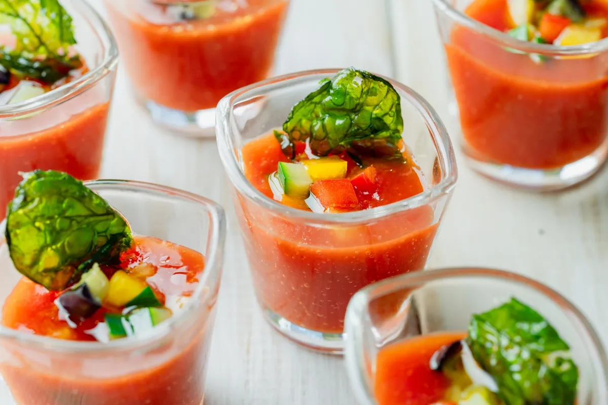 彩り豊かな冷製スープ、スペイン風ガスパチョ