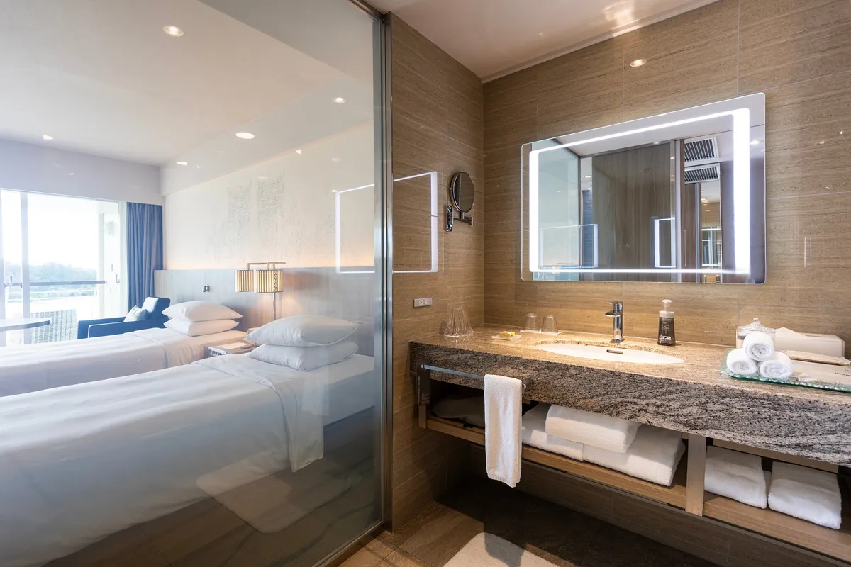 清潔感溢れるホテルのバスルームと洗面スペース