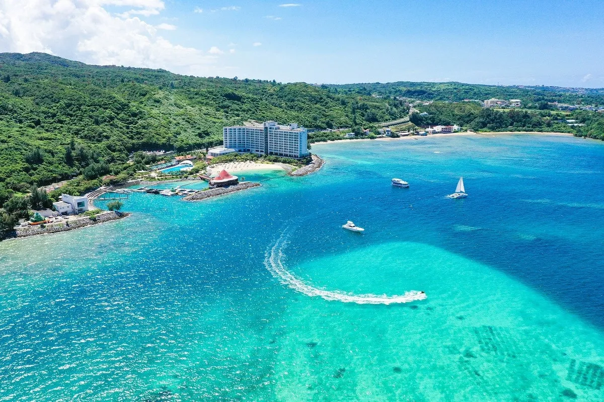 恩納村の美しい海を一望する景色