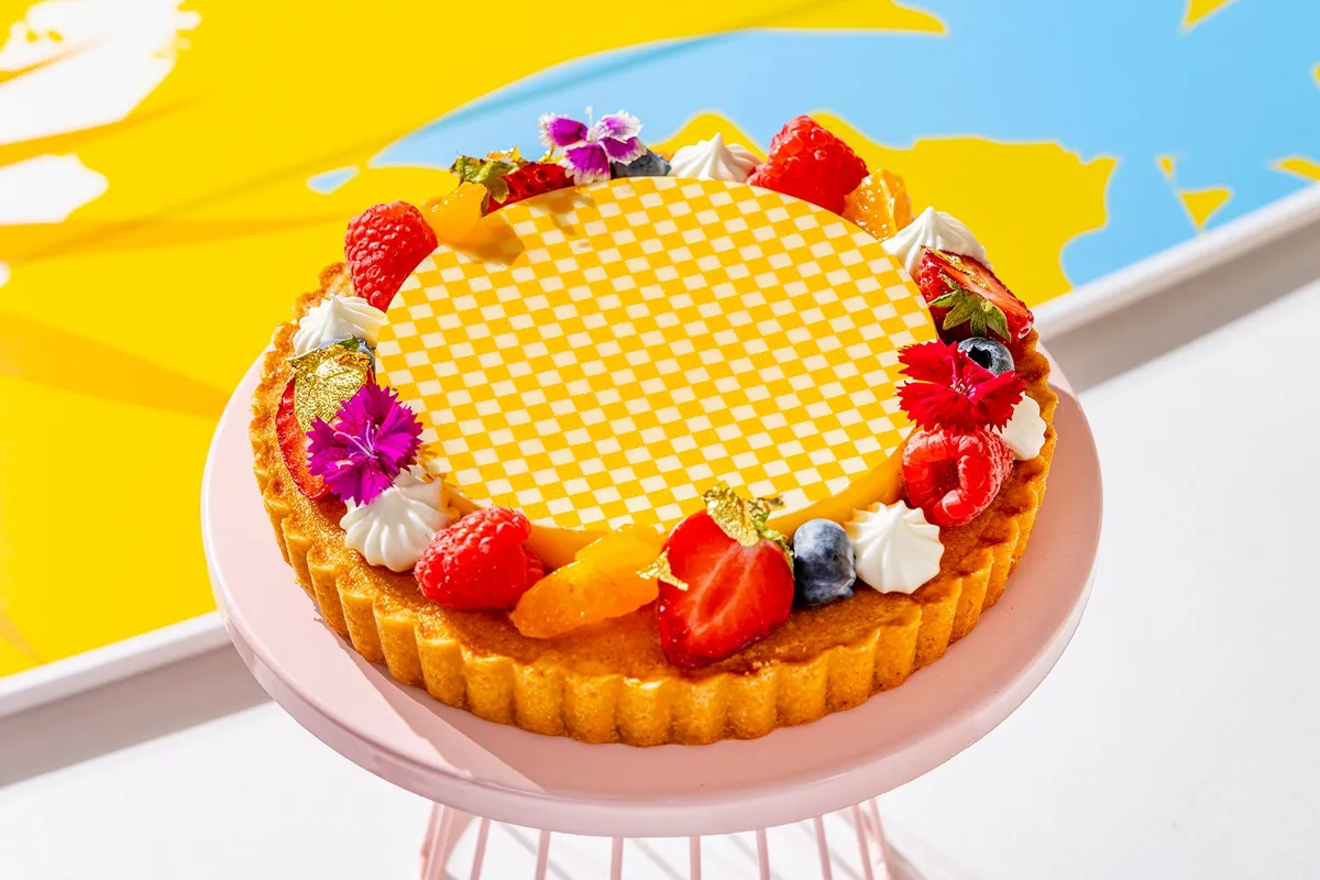 彩り豊かなフルーツとチェック柄のタルト