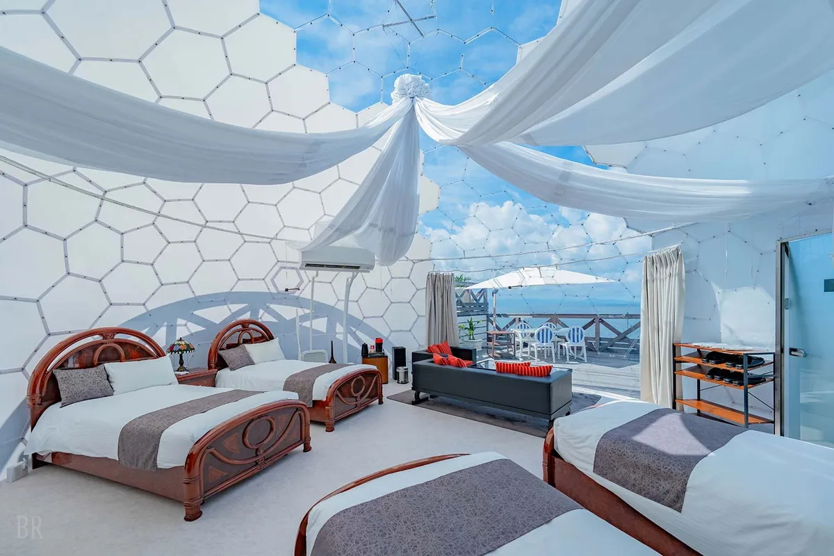 白を基調とした開放感あふれるラグジュアリーなドームテント内観