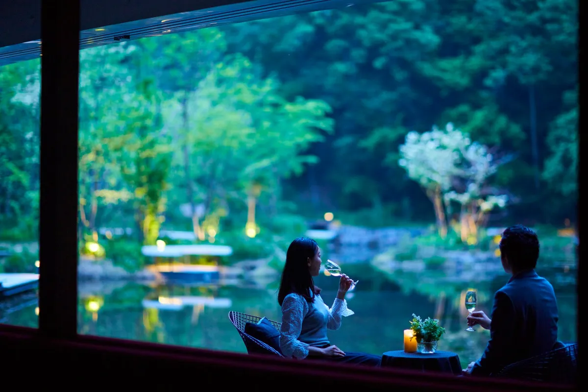 バーラウンジでシャンパンを楽しむペア