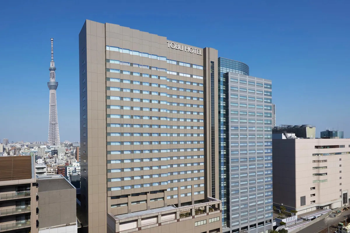 東京スカイツリーを背景にした東武ホテルレバント東京の外観