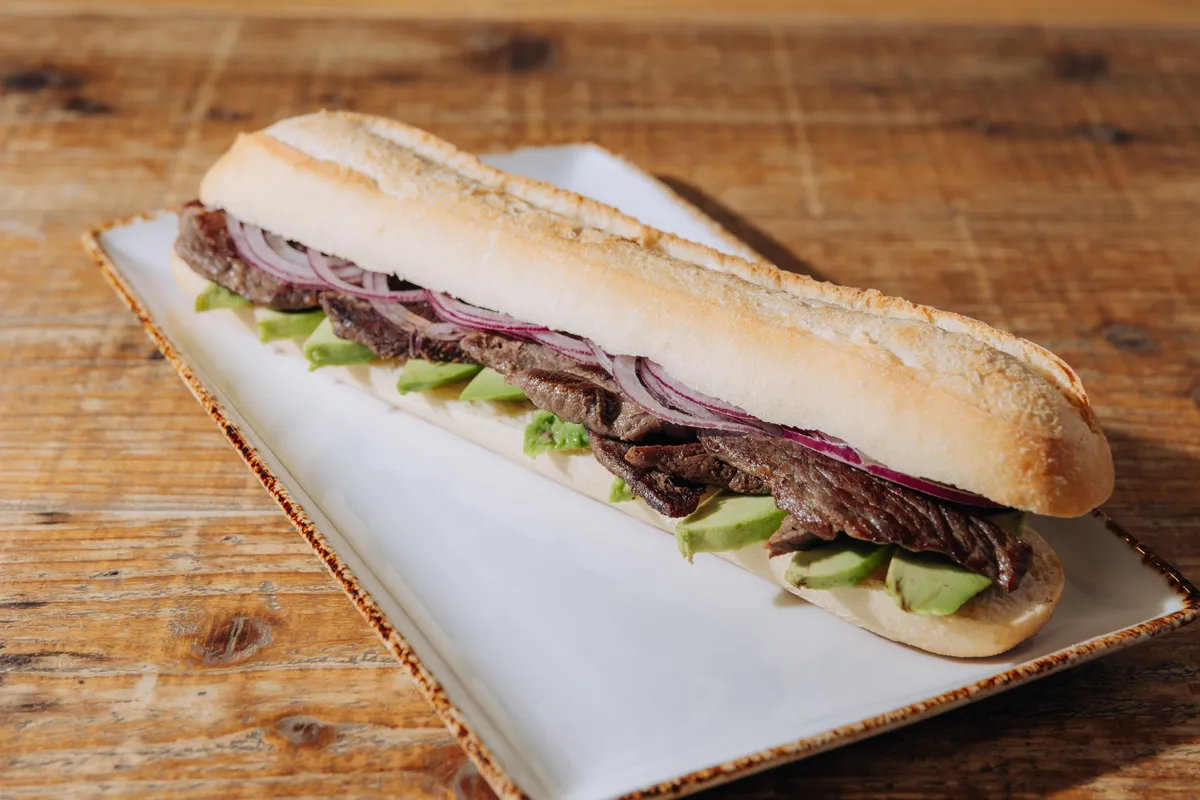 チリの定番サンドイッチ「チャカレロ」