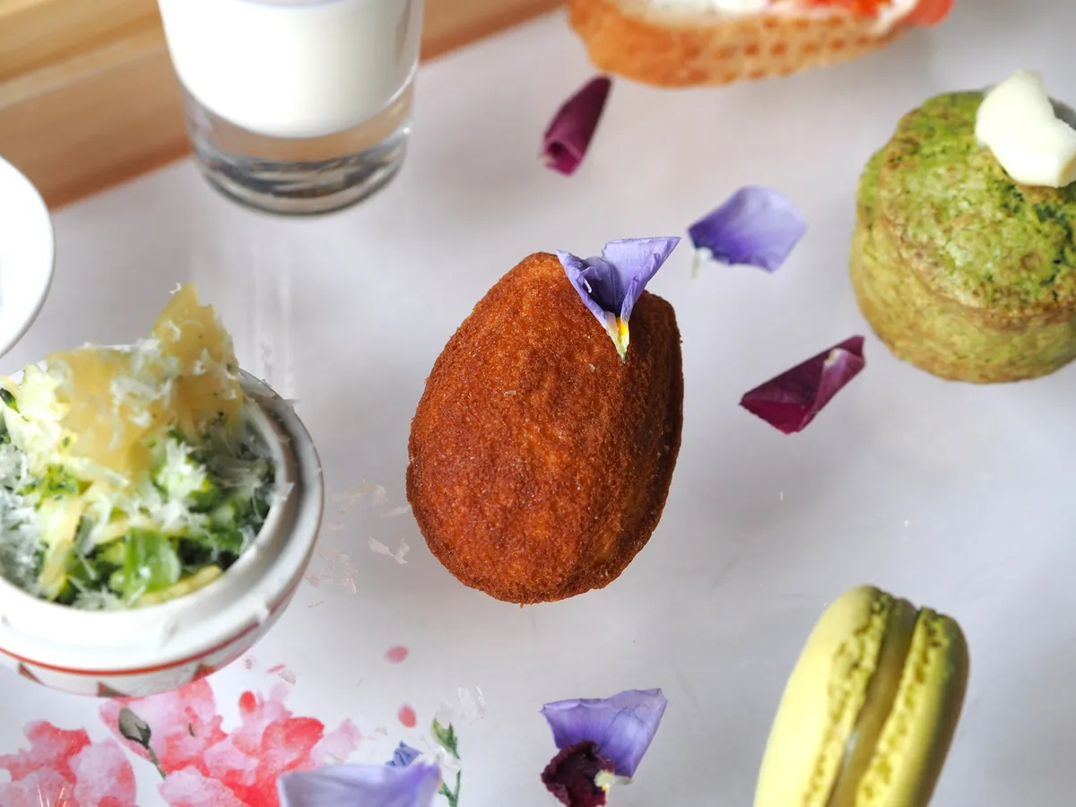 花びらが添えられた焼き菓子