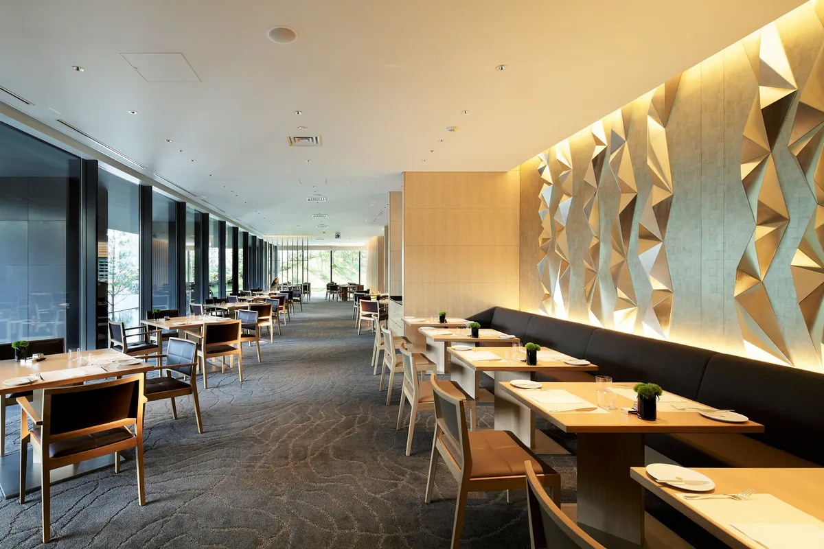 水庭に面した開放的なオールデイダイニング ORIGAMIの店内