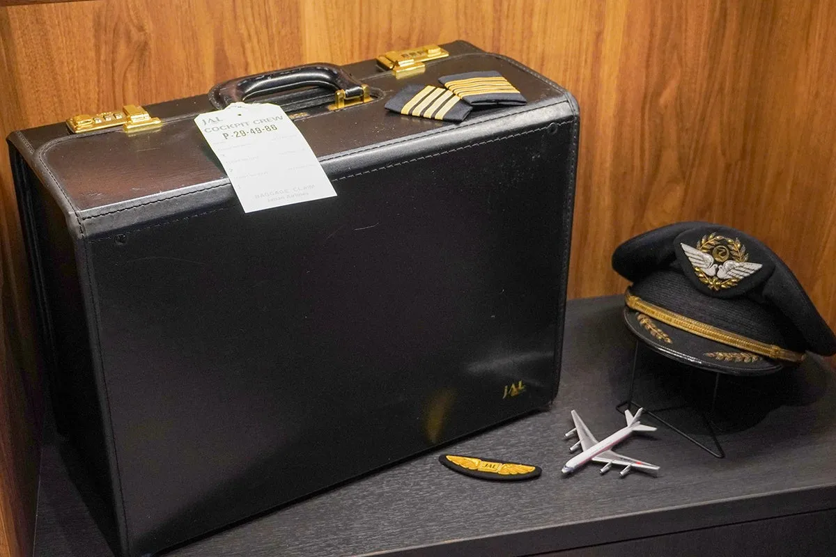 重厚感のあるパイロットケースと金筋が入った制帽の展示