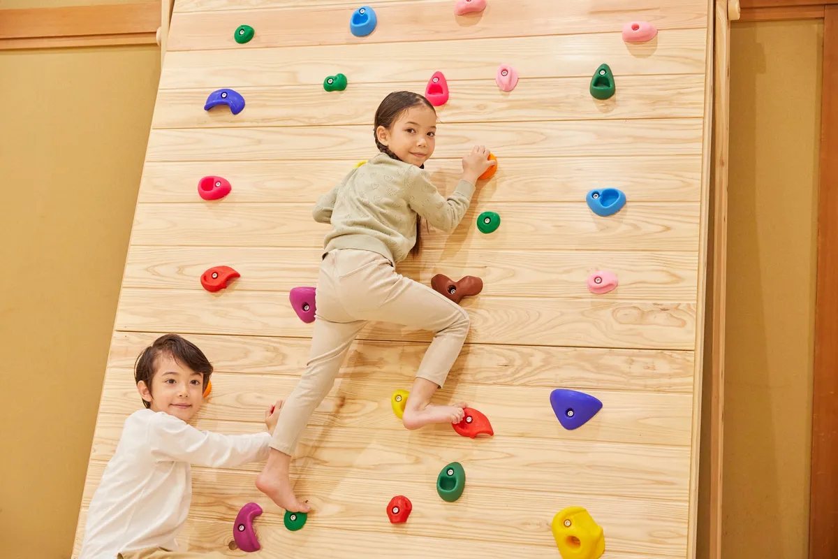 屋内ボルダリングを楽しむ子供たち