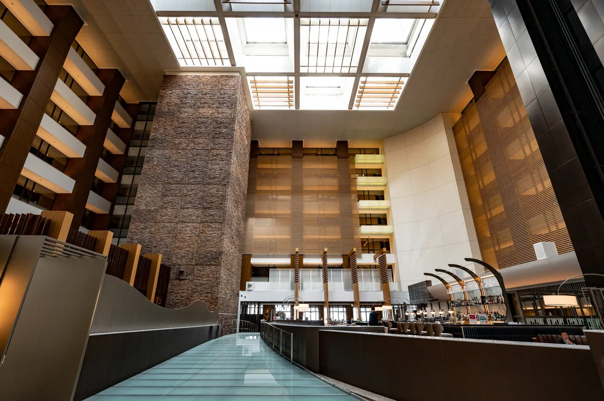 7層吹き抜けの開放的なレストラン内観