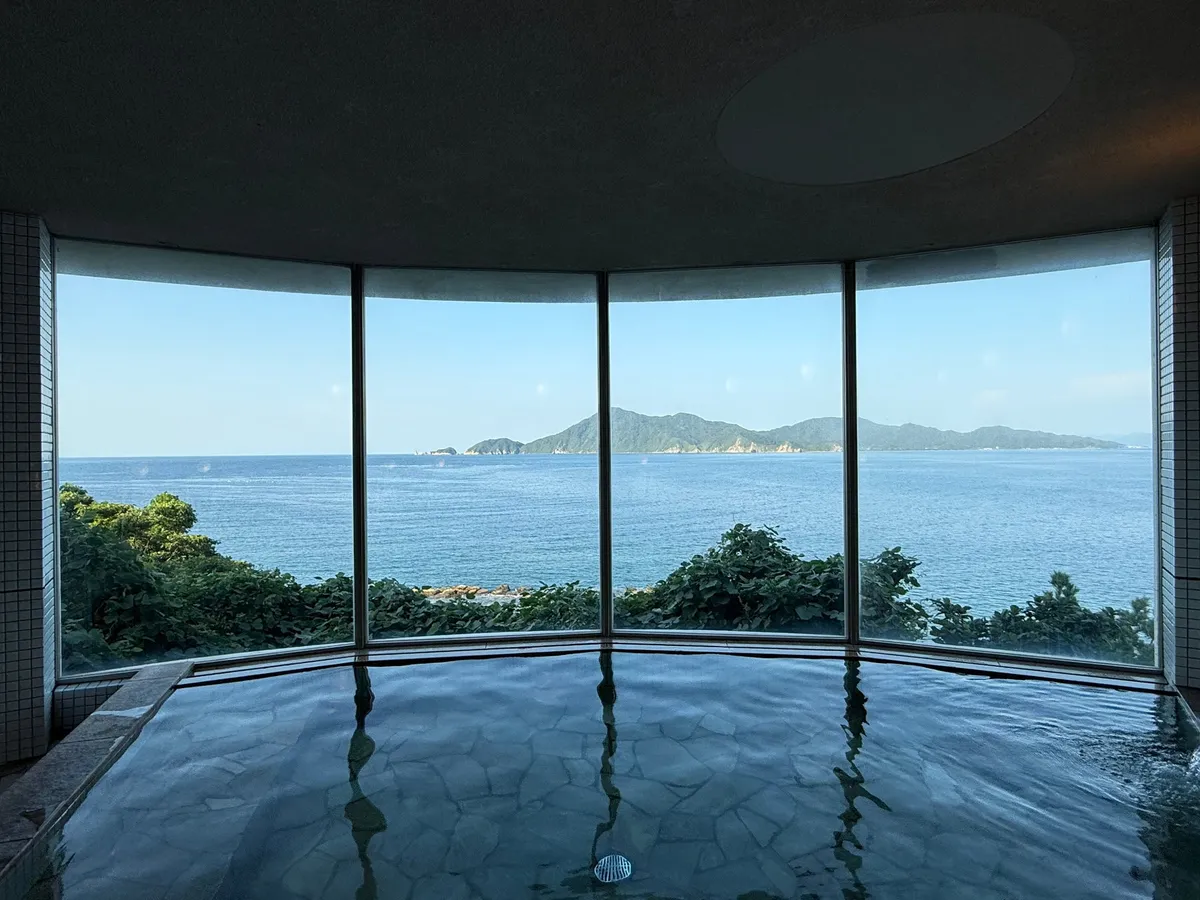 開放的な窓から日本海を一望できる大浴場