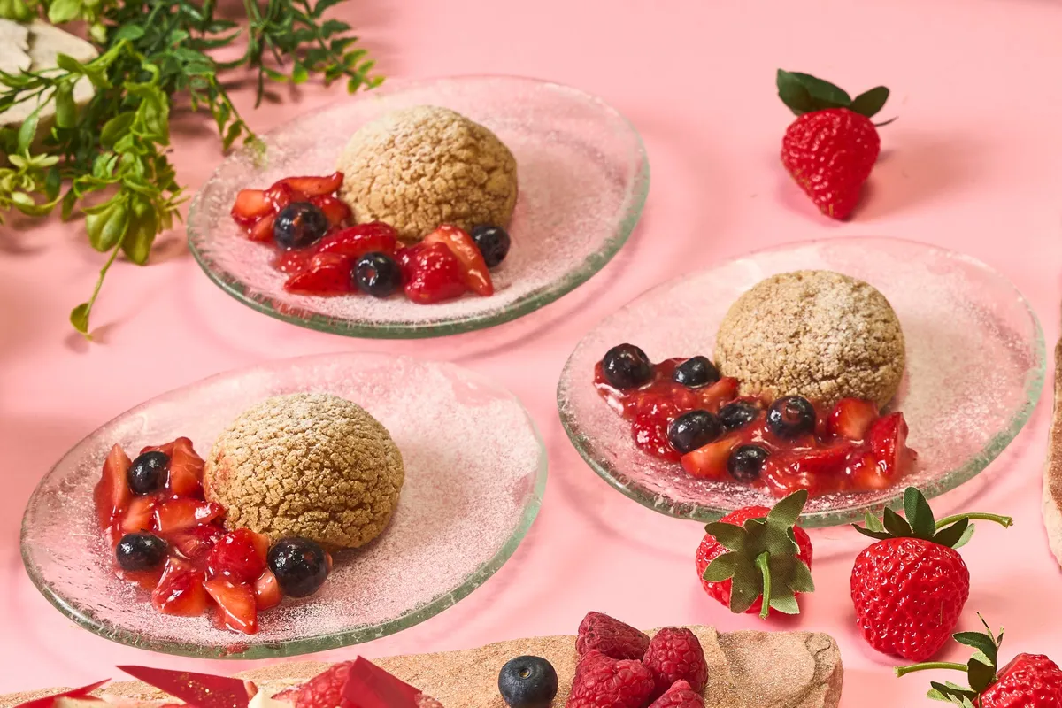 出来たてを楽しめるクッキーシュークリームのベリーソース添え