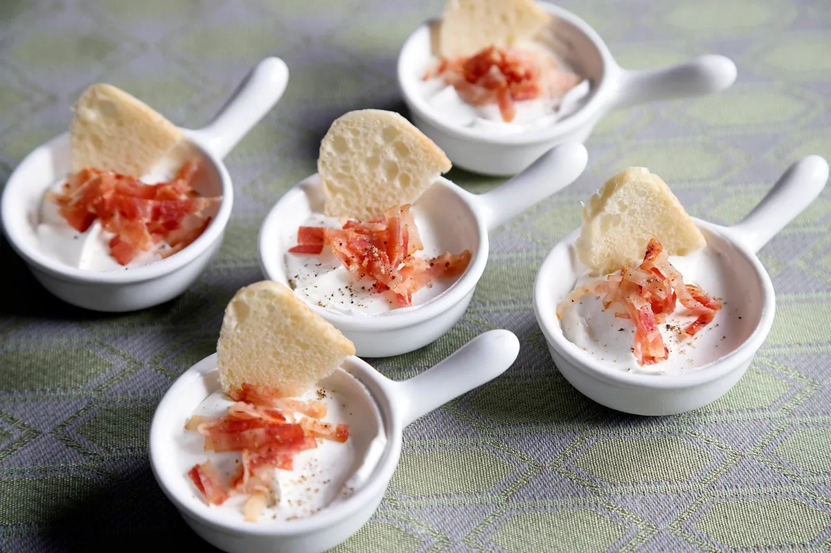 繊細に盛り付けられた人参ムースと海老のマチェドニア