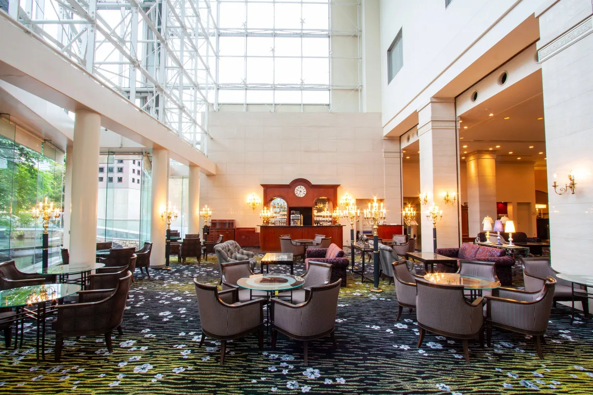 高い吹き抜けとクラシックな調度品が並ぶロビーラウンジ内観