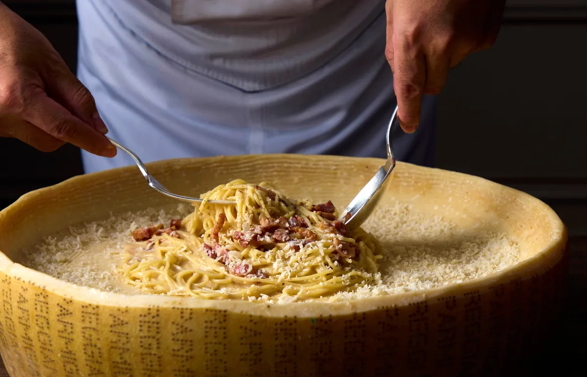 ホールチーズで仕上げるカルボナーラ