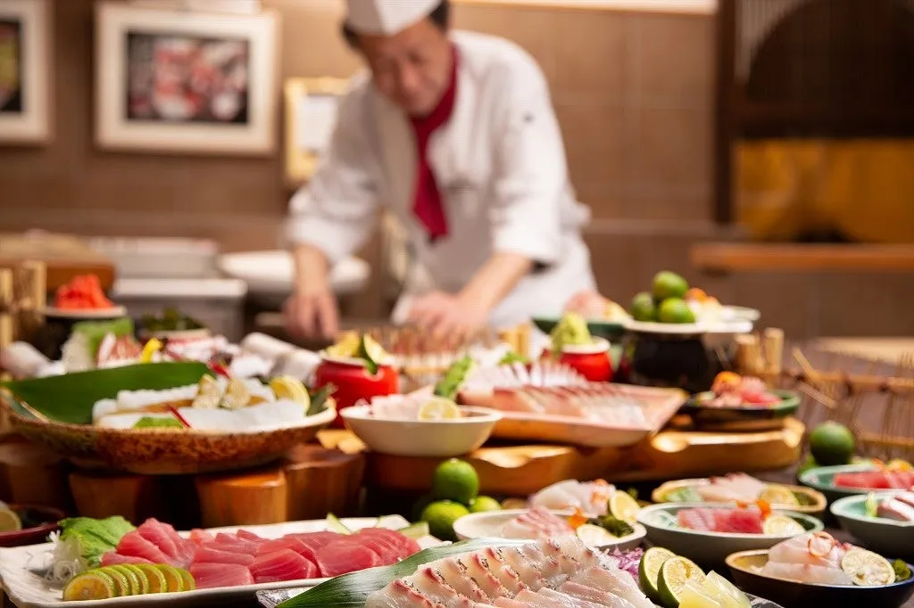 鳴門の新鮮な海の幸が並ぶ豪華なビュッフェ料理