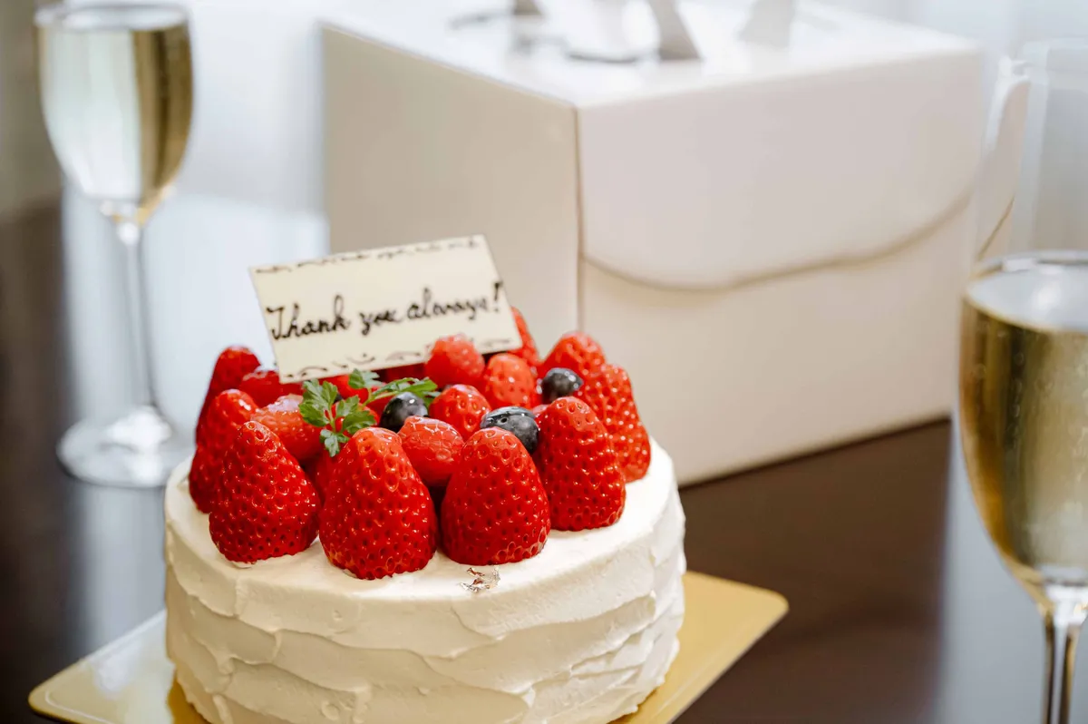 テイクアウト用のイチゴのショートケーキ