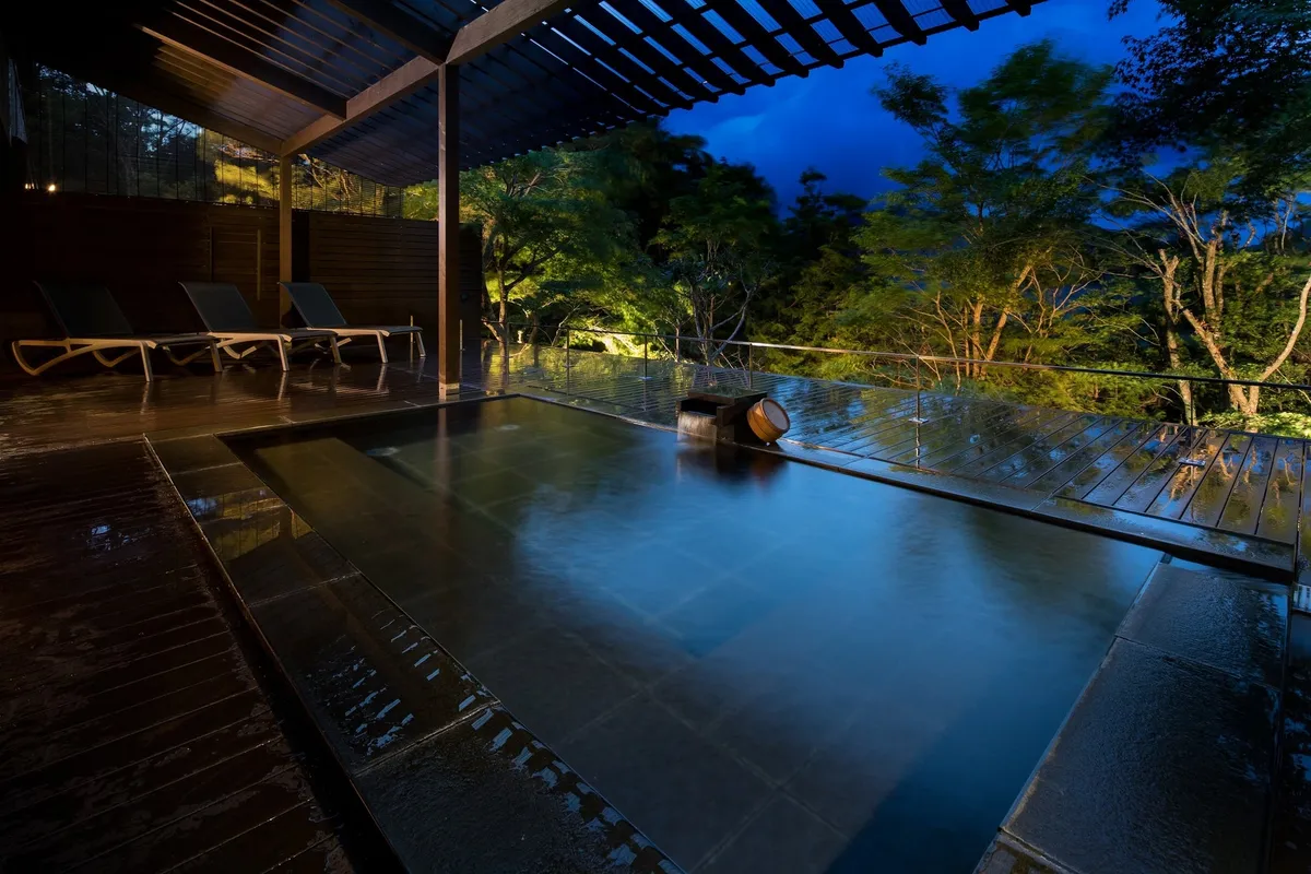 夜の静寂に包まれた幻想的な露天風呂