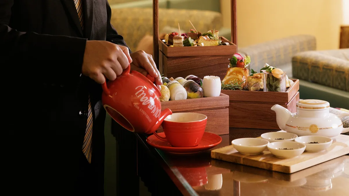 ムレスナティーを注ぐティーサービスの様子