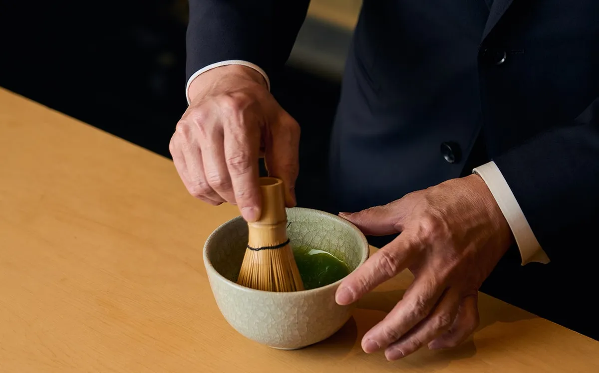 丁寧に点てられる抹茶