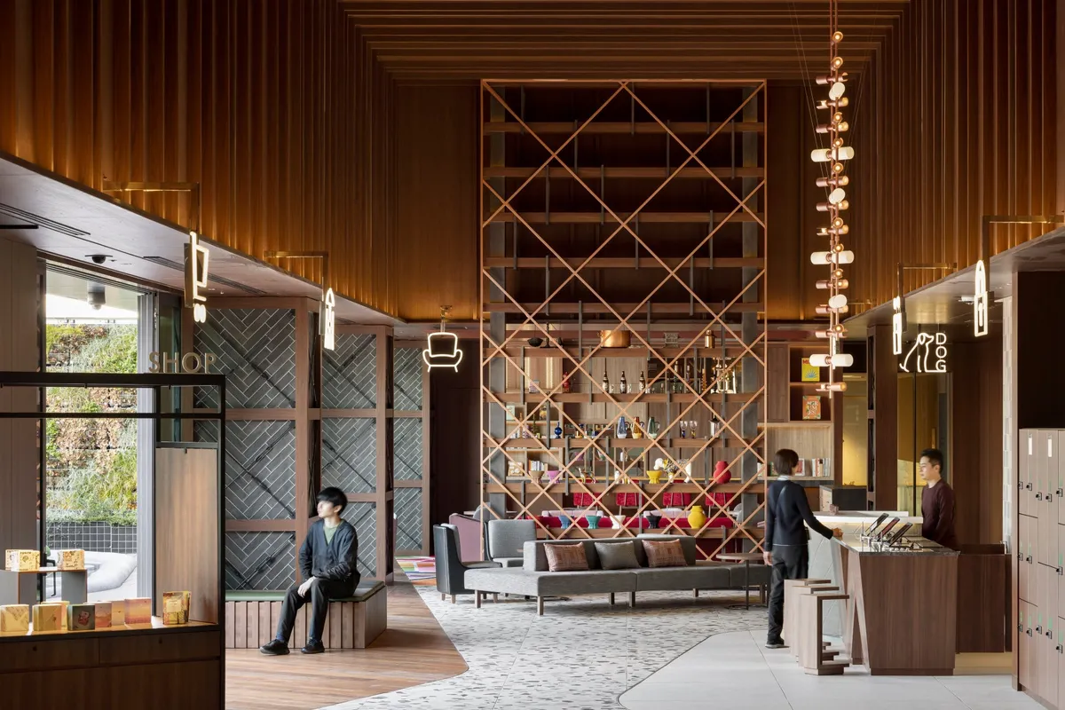 開放的でスタイリッシュなロビー空間