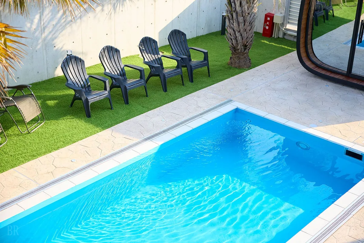 プールサイドに並ぶチェア。日常の喧騒を忘れ、ただ静かに流れる時間を愉しめます。