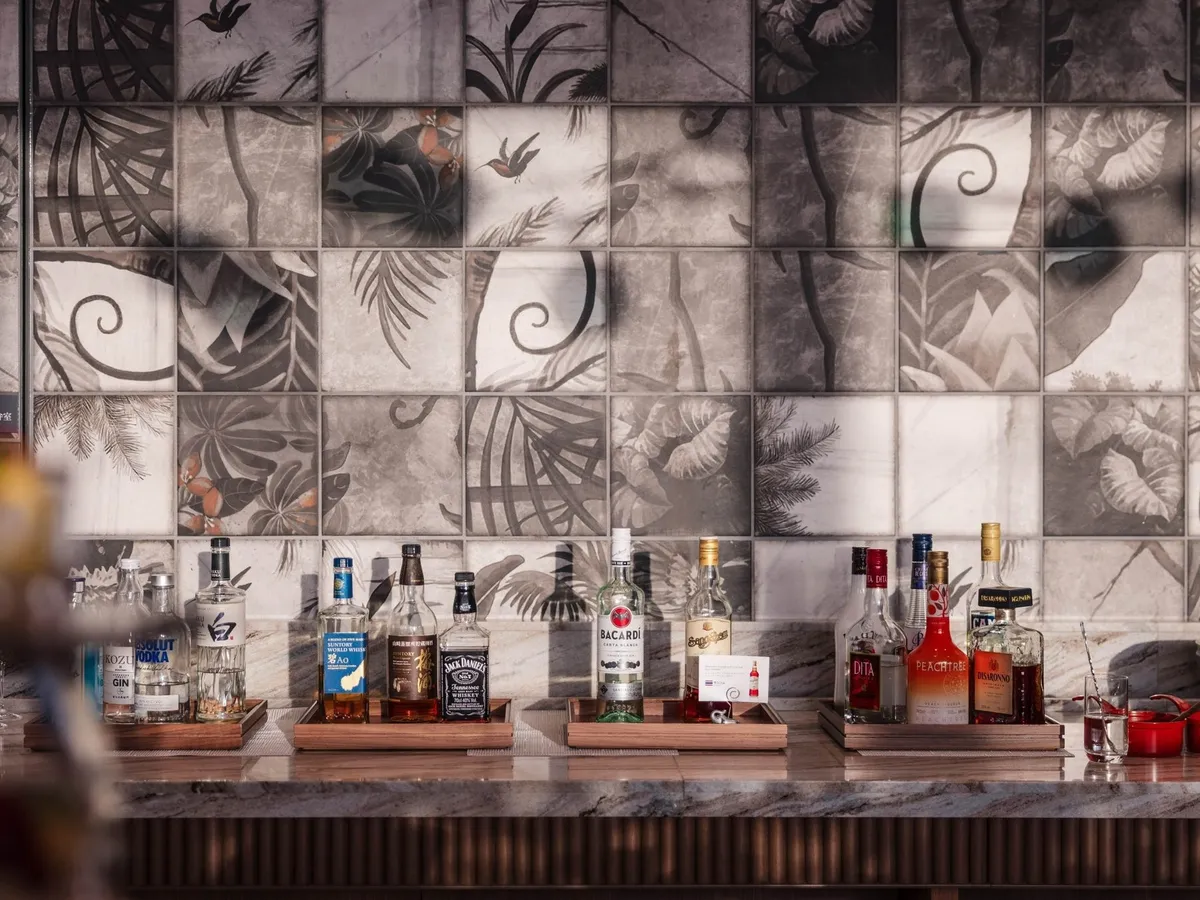 多彩なドリンクが揃うスタイリッシュなバーカウンター