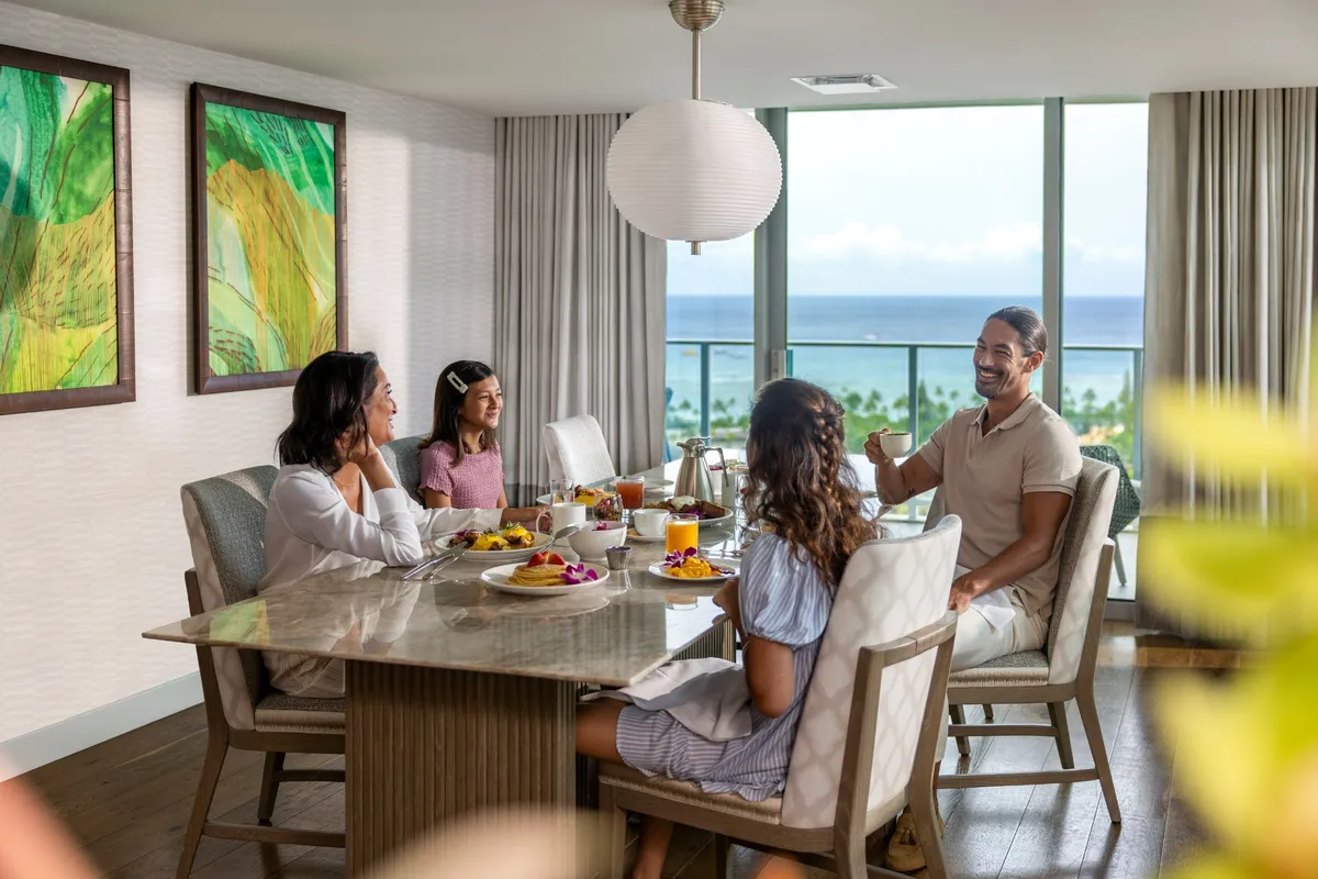 オーシャンビューのレジデンスで朝食を楽しむ家族