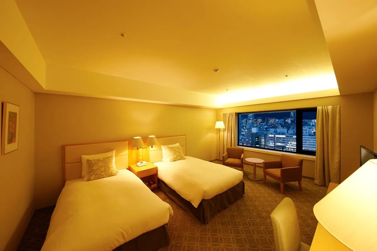 神戸の夜景を一望できる落ち着いた客室