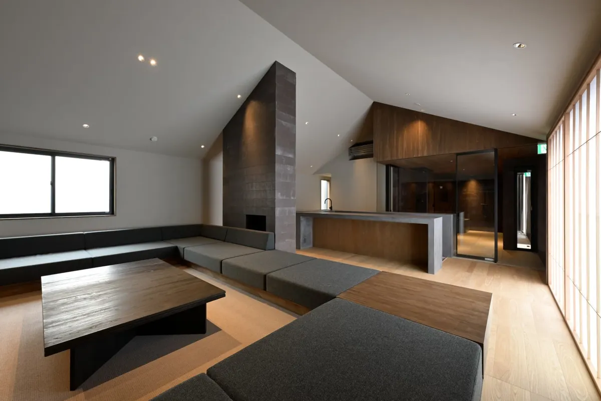 高い吹き抜けと洗練されたインテリアが特徴のスイートルーム