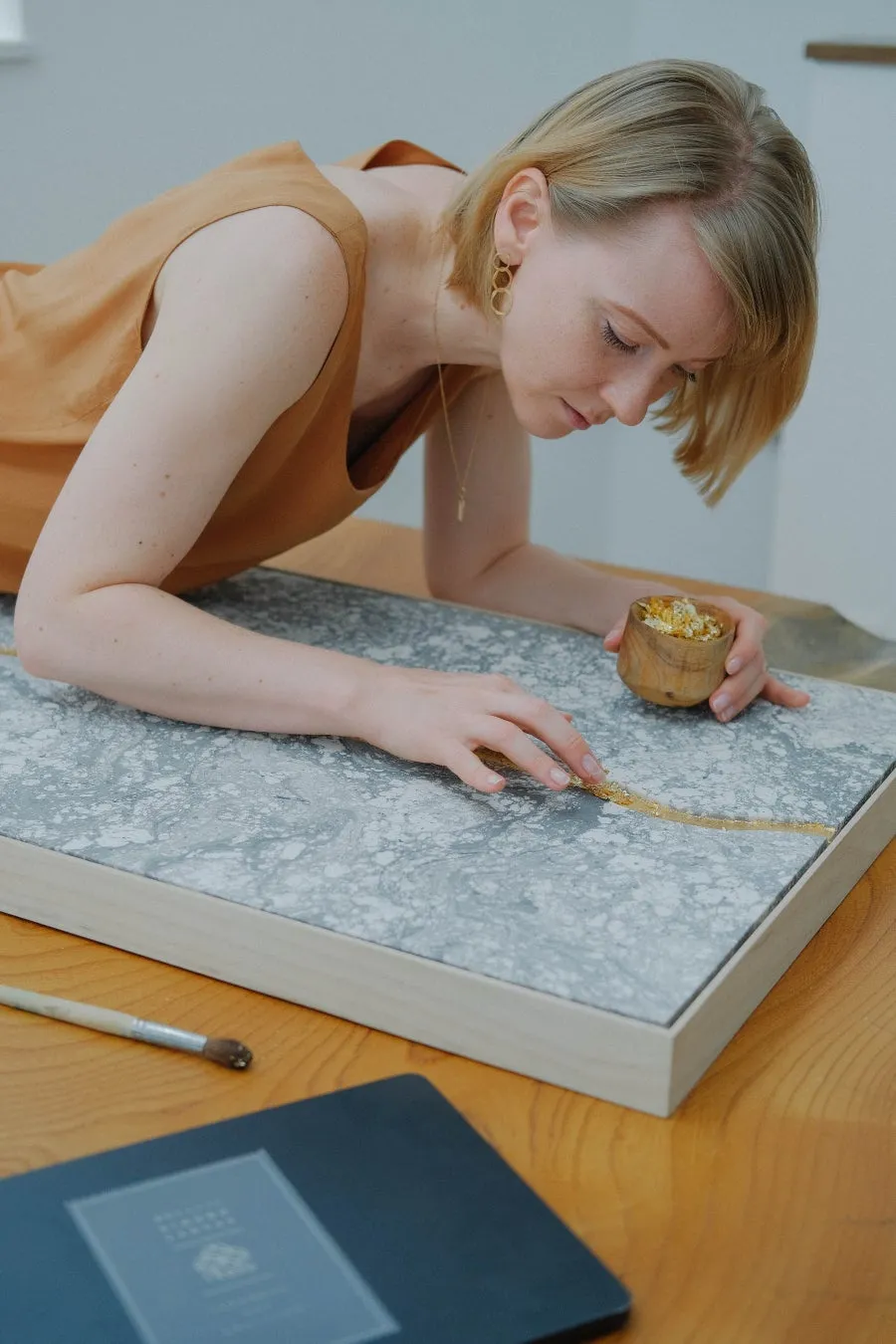 アンティーク着物を用いた作品制作に打ち込むアーティストの岡本レーナ氏