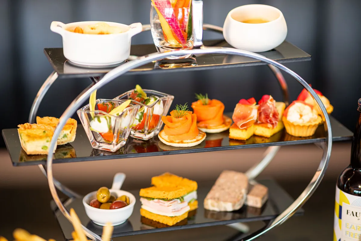 ビールによく合う華やかなカナッペのアップ