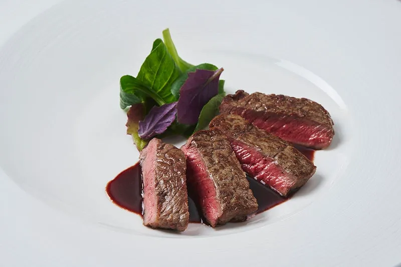 濃厚なソースで味わう鉄板焼きの肉料理