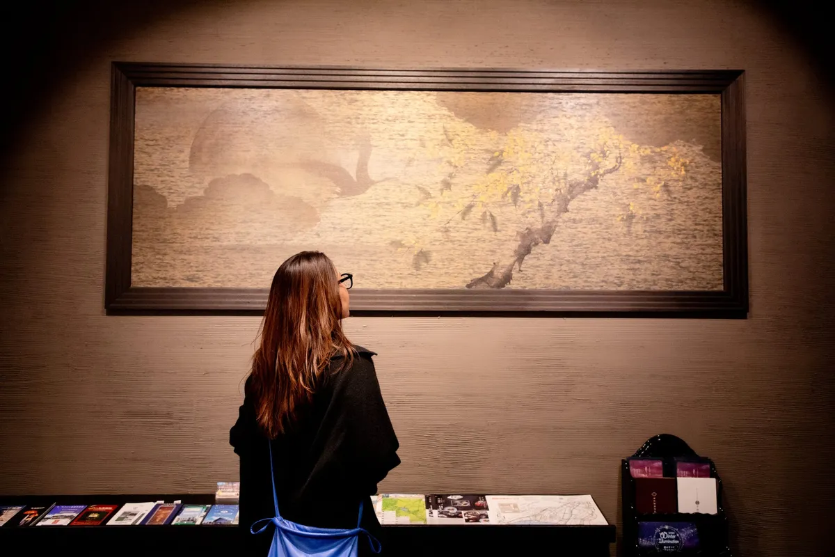 館内に展示された迫力ある水墨画作品