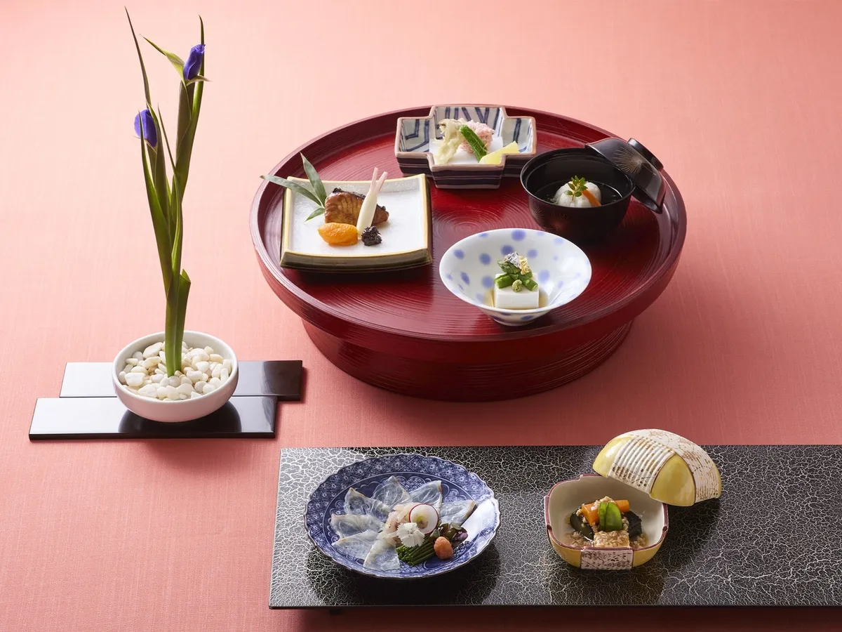 5月の献立。鯛の薄造りや白アスパラガス豆腐など、春から初夏の恵みが並ぶ。